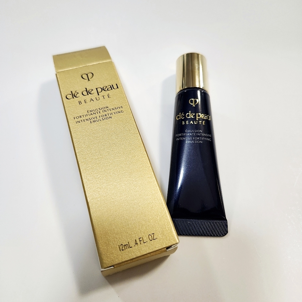 Cle de Peau Essentials Travel Set - Picture 2 of 4